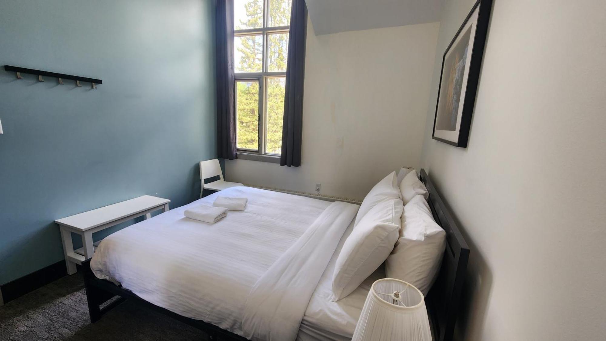Hostel Hi Louise Alpine Centre - *
