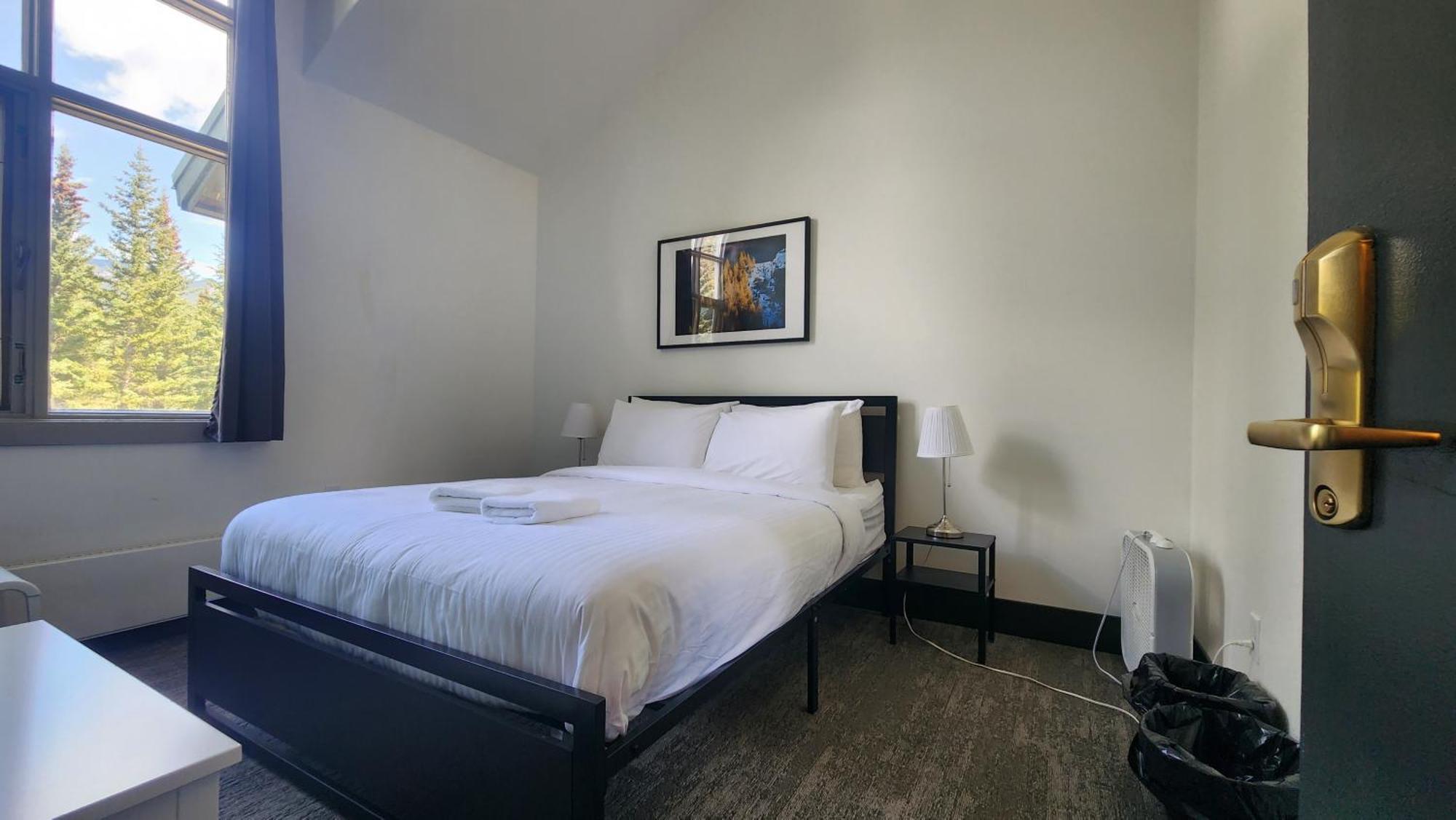 Hostel Hi Louise Alpine Centre -
