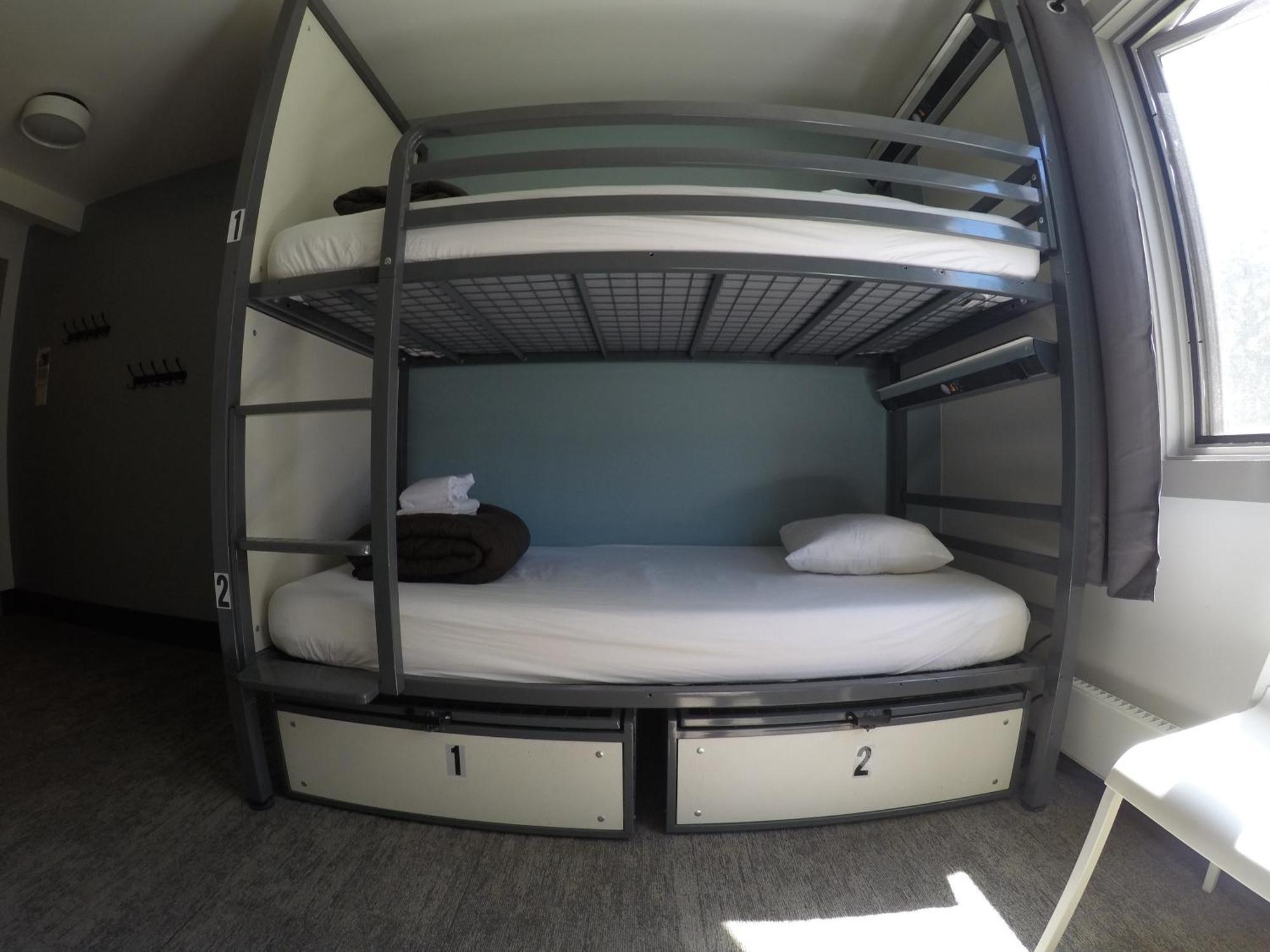 Hostel Hi Louise Alpine Centre -